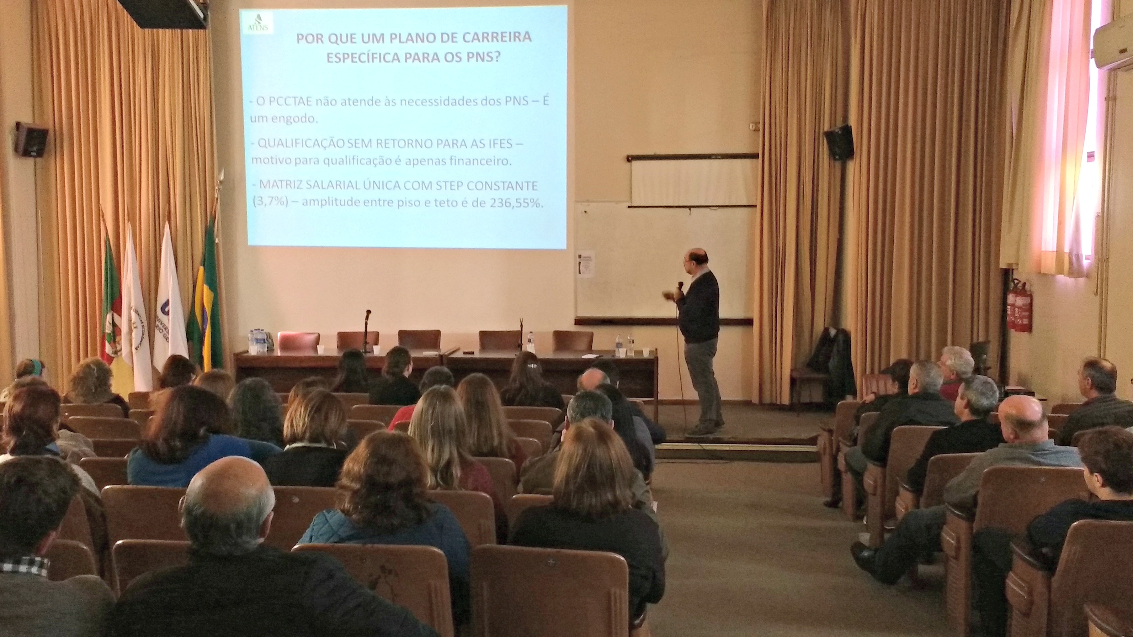 O vice-presidente do ATENS-SN, Paulo Menezes, apresentou a proposta de carreira